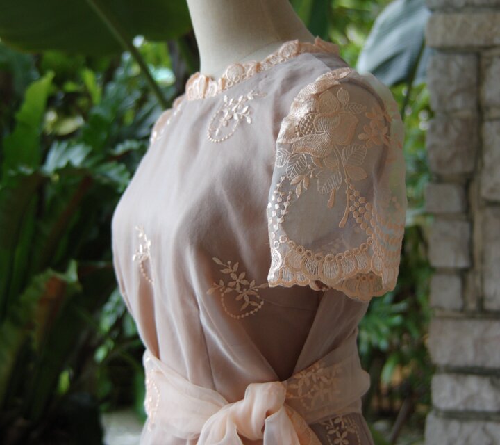 華やかでゴージャス　エンブロイダリー（刺繍）ワンピース　オレンジベージュ　裏地付き　演奏会等のお衣装にもおすすめです