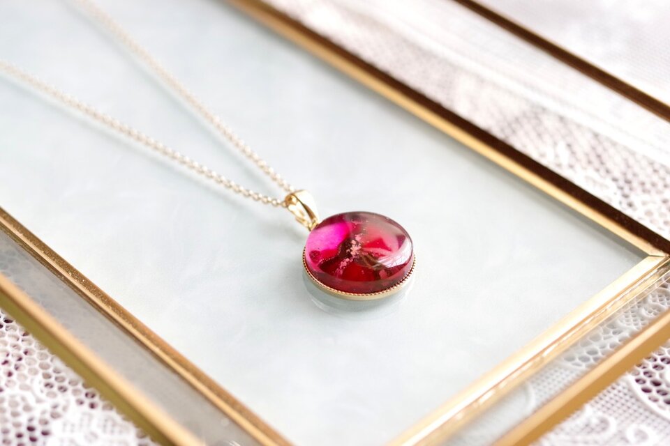 レジンアート　ラウンドペンダント〈神話的女〉