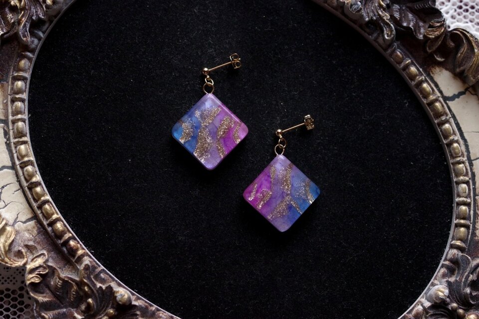 レジンアート　スクエアピアス〈夜光蝶〉