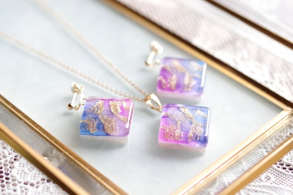 レジンアート スクエアピアス〈夜光蝶〉 | iichi 日々の暮らしを