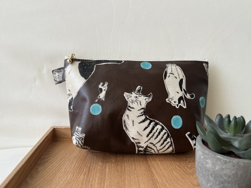 裏付き　ラミネートポーチ　猫　ネコ