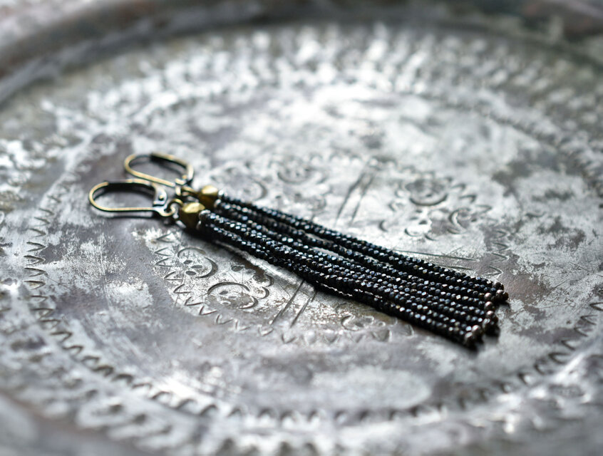 フランスアンティークブラックカットメタルビーズの4連ピアス