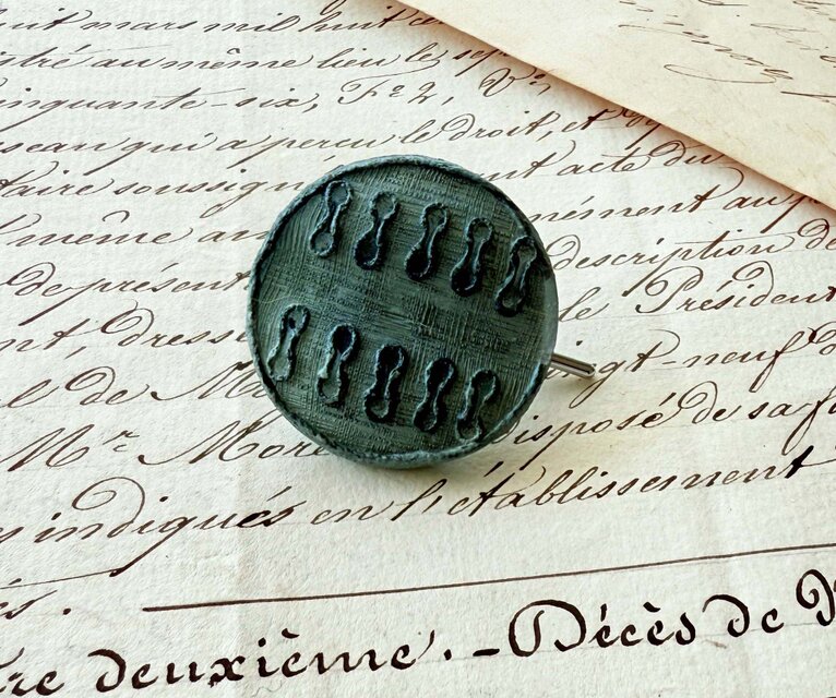 ヴィンテージボタンポニーテールフック／ブルーグレーピーナッツデザインボタン