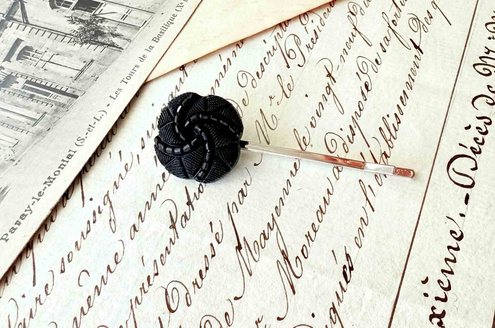 ヴィンテージボタンヘアピン／黒デザインボタン