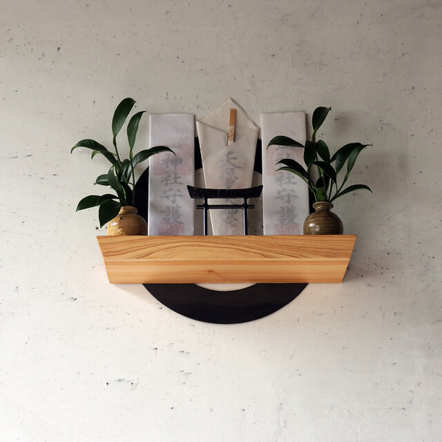 三社）アイアンの神棚【 鉄の輪 × ひのき + 鍛鉄の鳥居 】 鉄とヒノキ