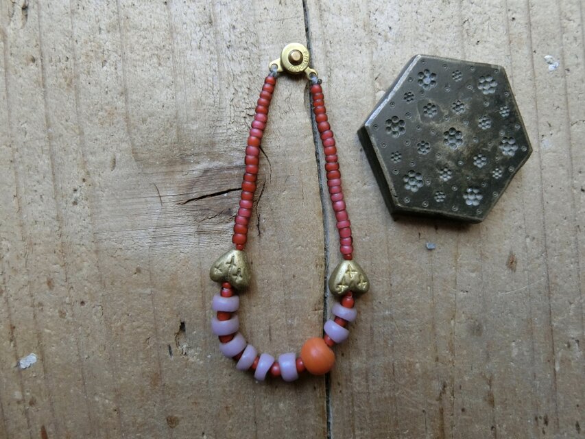 ＊happy price＊古のブレス。@梅鼠色のディスクビーズ＋金赤ホワイトハートビーズ＋インドのハートモチーフビーズ