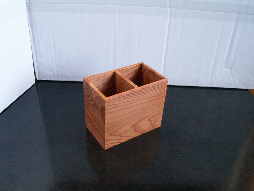 New●屋久杉　無垢材のペンスタンド（仕切りあり）　K444