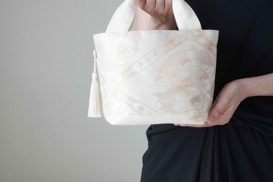 【花丸模様　ベージュ・シルバー　シルク 帯リメイク  トート型バック】日常使い、結婚式、パーティー、お呼ばれの日に。