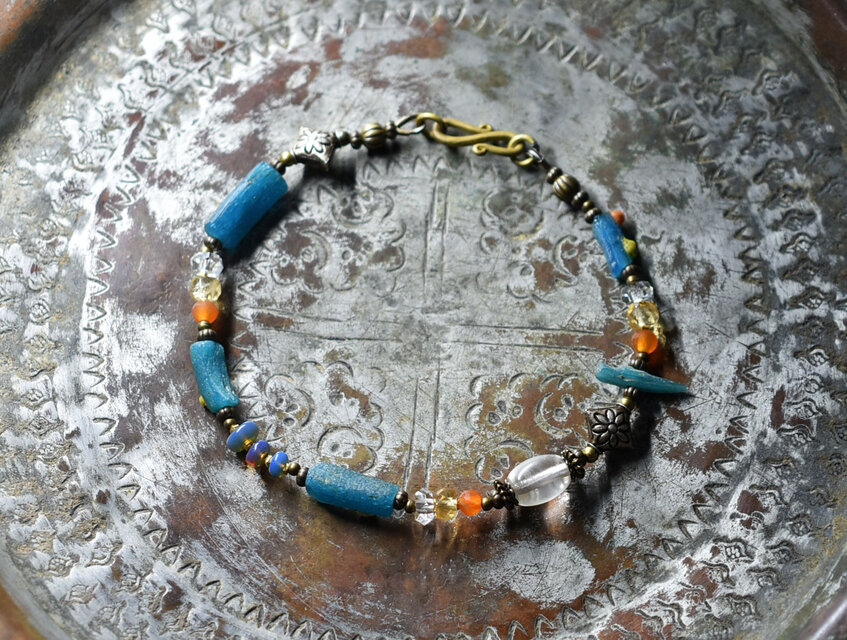 エメラルドローマングラスとアンティークボヘミアビーズ、インドシルバー、オパール、カーネリアン＆シトリン＆クォーツのブレス