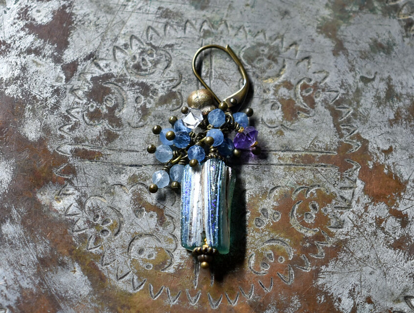 銀化ローマングラスとたわわなアクアマリン、アメジスト、ハーキマーダイヤモンド、民族鈴の片耳ピアス