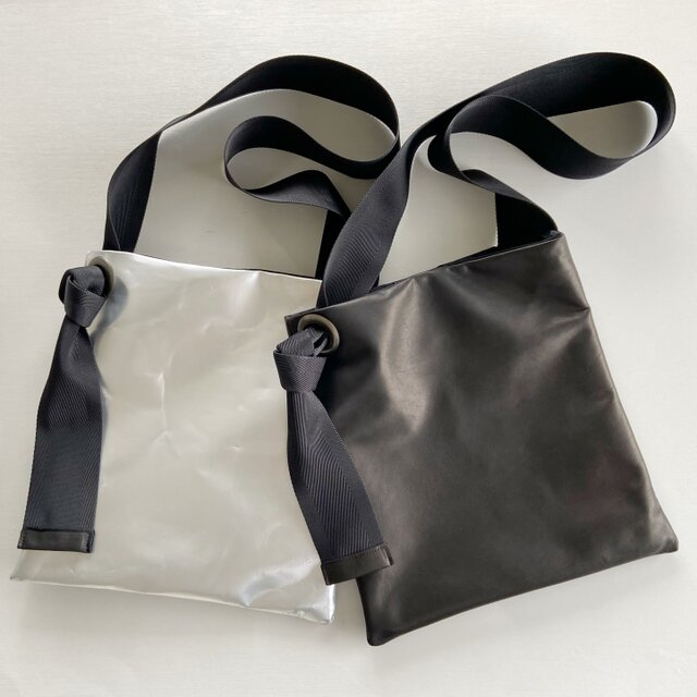 馬革＊シンプル＊ソフトで軽いスクエアポシェット＊ビッグハトメ＊A4収納可