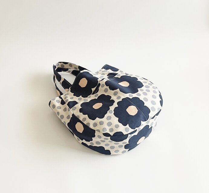 凸凹ドットフラワー ラウンド型バッグ ナチュラル×ネイビー 外ポケット A4 綿麻キャンバス