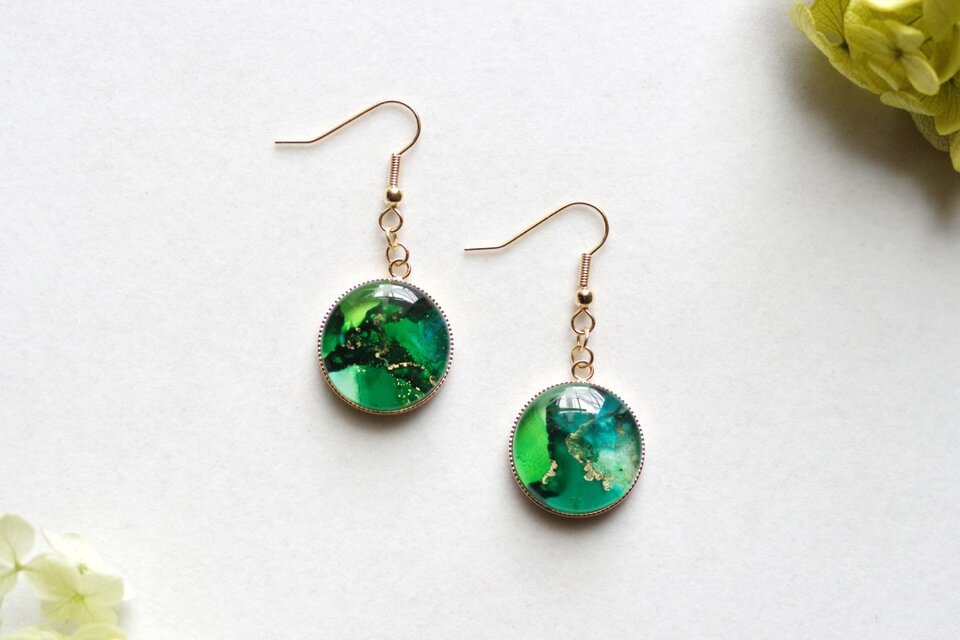 レジンアート　ラウンドピアス〈夏の王冠〉