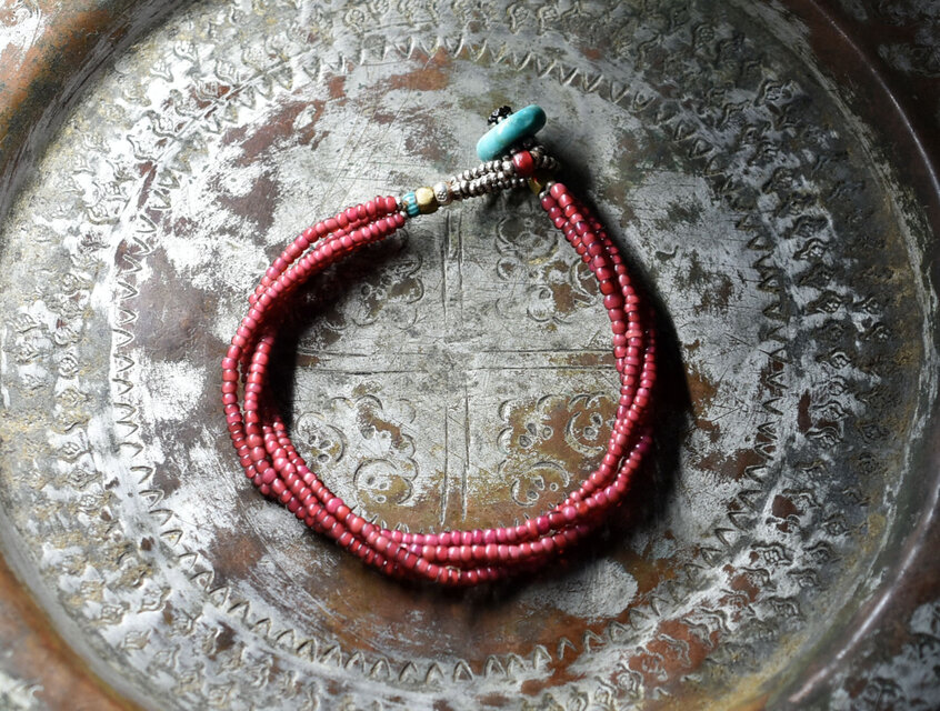 アンティーク金赤ホワイトハーツ、ターコイズブルーシェブロンビーズの4連ブレス（ターコイズ留め金）