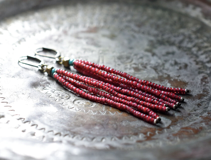 アンティーク金赤ホワイトハーツ、ターコイズブルーシェブロンビーズの4連ピアス