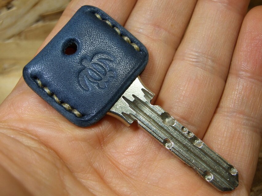 ホヌ(ウミガメ)刻印のキーカバー　サドルネイビー×ベージュ