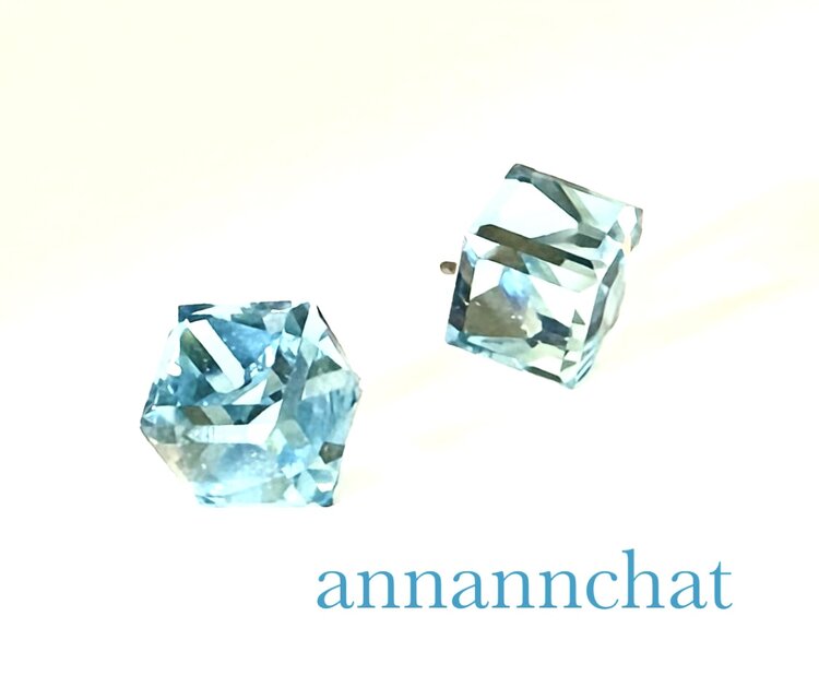 【オーストリア製 swarovski 　アクアマリンCAL 　大粒　 斜めキューブ　ピアス】