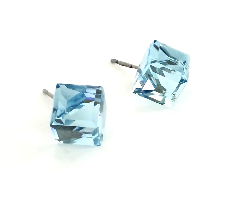 オーストリア製 swarovski アクアマリンCAL 大粒 斜めキューブ ピアス