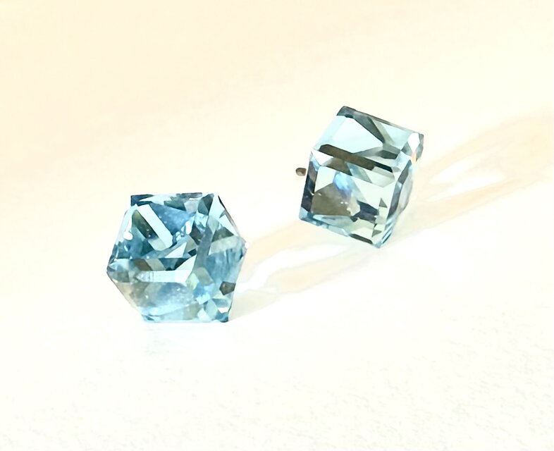 オーストリア製 swarovski アクアマリンCAL 大粒 斜めキューブ ピアス