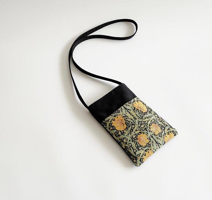 スマホも長財布もしっかり入る お散歩ポシェット ウィリアムモリス ピンパネル スマホショルダー