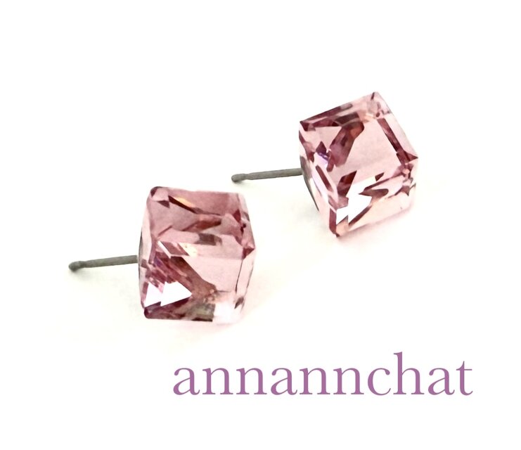 【オーストリア製 swarovski  ライトローズCAL　薔薇色　大粒　 斜めキューブ　ピアス】