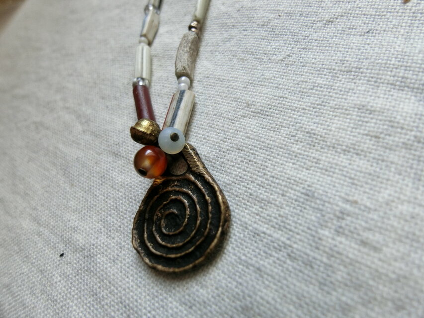 ＊古のネックレス＠ナガ族の真鍮のチャーム＋小さなチャーム＋ローマングラスのカケラビーズ＋フラニビーズ＋小さなシードビーズ
