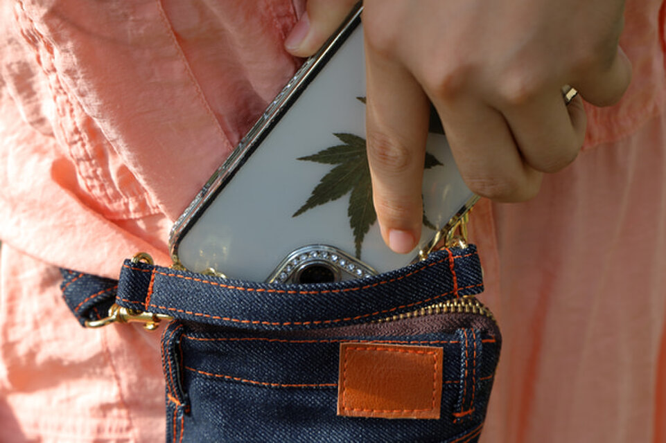 デニムスマホショルダーバッグ | iichi 日々の暮らしを心地よくする