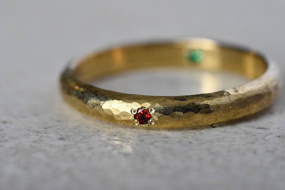 古色と光たち～ガーネット・グリーンガーネット～