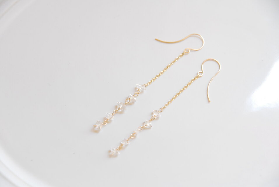 ダブルポイント水晶の連なるピアス　１４kgf