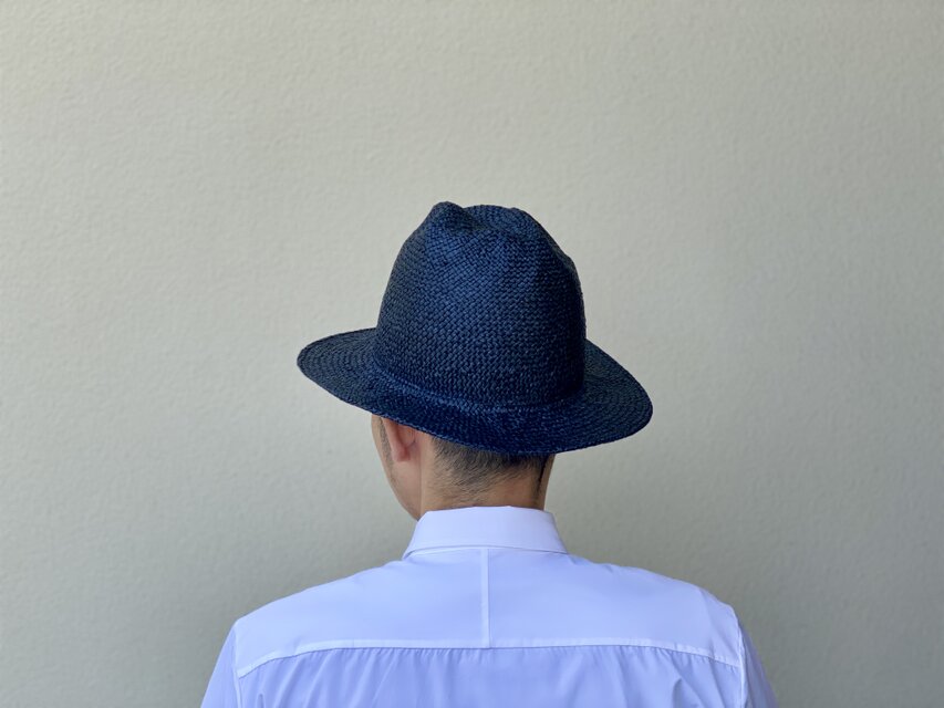 オリジナルのゴツゴツ木型で作った黒の麦わら帽子