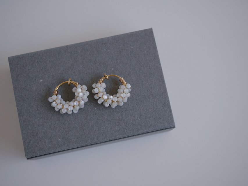マザーオブパールのフープイヤリング