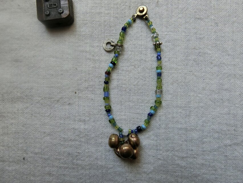＊suzunari*ブレス。@チェンマイ鈴＋ヴェネチアやアジアの古いビーズのMIXと少数民族のチャームやカレンシルバーとか