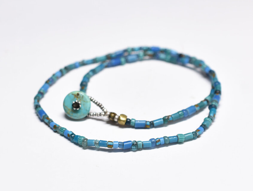 ホワイトハーツ、ターコイズ、シルバーのビーズネックレス 多彩ブルーアンティークホワイトハーツ＆シェブロンビーズの