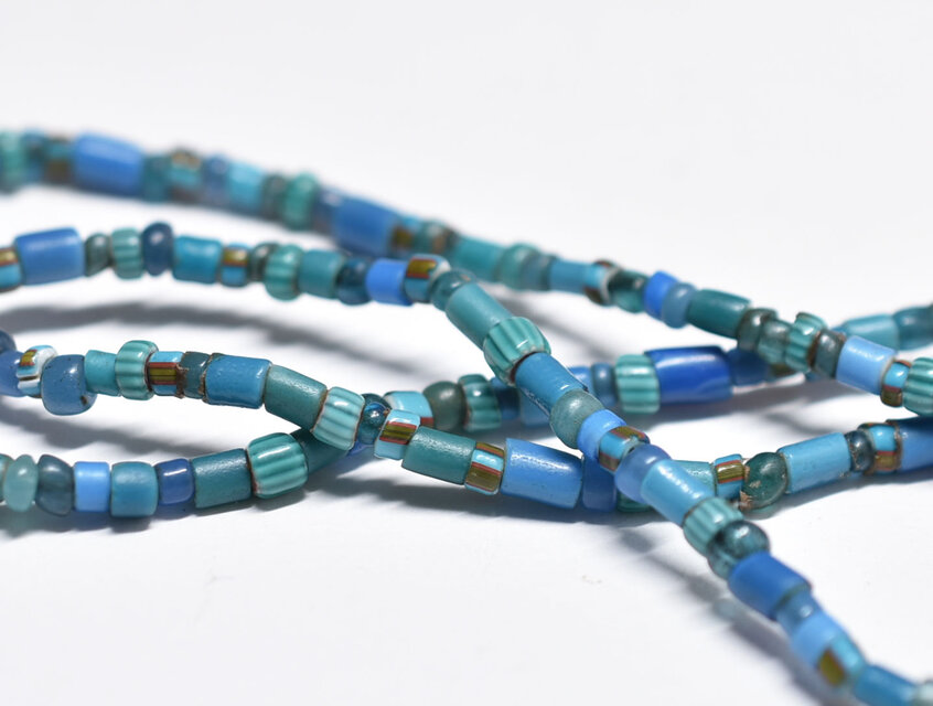 ホワイトハーツ、ターコイズ、シルバーのビーズネックレス 多彩ブルーアンティークホワイトハーツ＆シェブロンビーズの