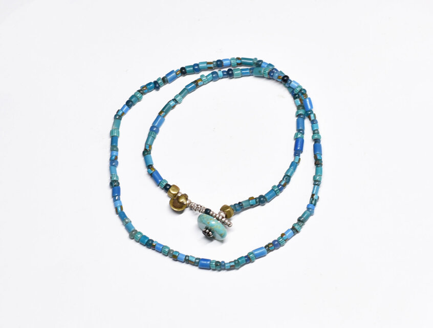 多彩ブルーアンティークホワイトハーツ＆シェブロンビーズのネックレス