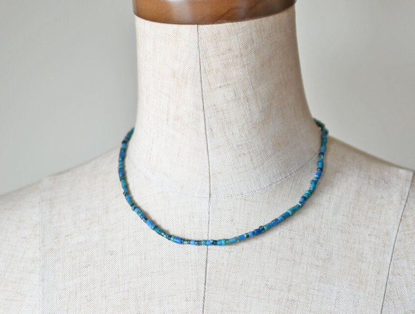 ホワイトハーツ、ターコイズ、シルバーのビーズネックレス 多彩ブルーアンティークホワイトハーツ＆シェブロンビーズの