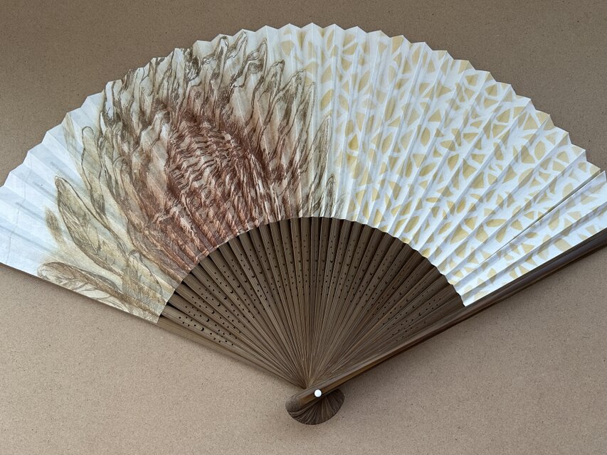 MK-1485 小紋 セミアンティーク 扇子 牡丹の花 鶴 乳白色 金彩 銀糸 MK-1485 小紋 セミアンティーク 扇子 牡丹の花 鶴 乳白色 金彩 銀糸 MK