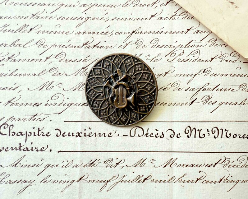 フランスアンティークボタン・楽器ブローチ