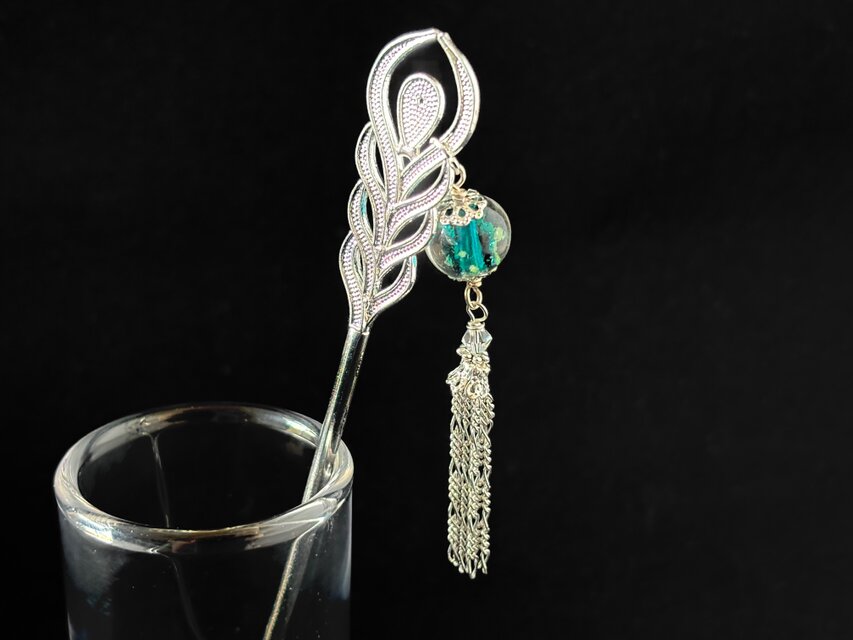 かんざし 孔雀の羽根と水色のとんぼ玉とチェーンタッセル