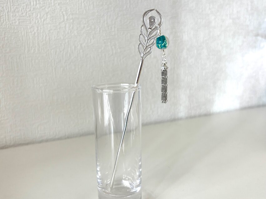 かんざし 孔雀の羽根と水色のとんぼ玉とチェーンタッセル シルバー 一