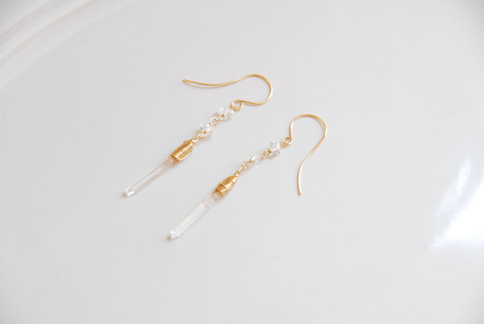 ダブルポイント水晶と氷柱クリスタルのピアス　１４kgf