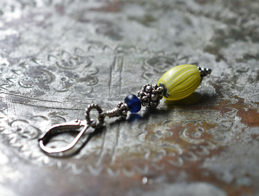 アンティークレモンカラーオニオンスキンとシルバービーズ、ブルービーズの片耳ピアス