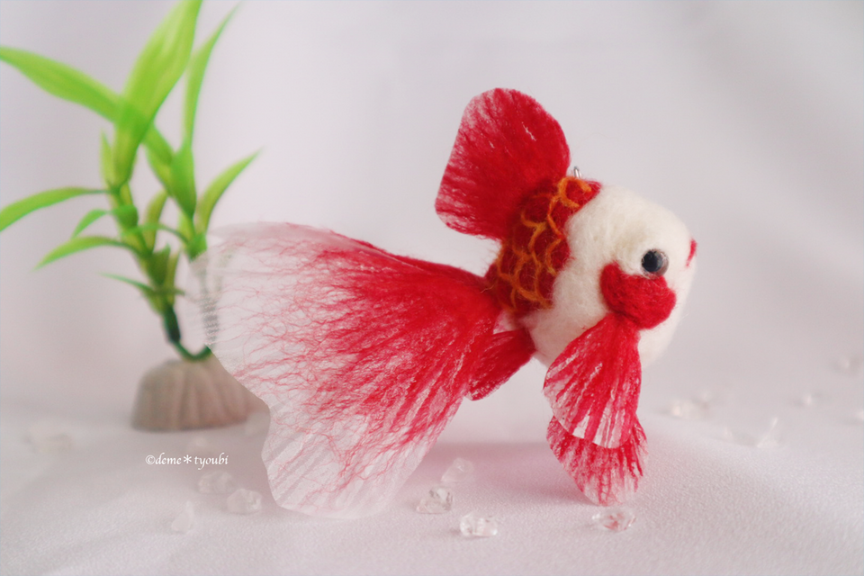 たゆたう金魚モビールS-白がち更紗琉金-