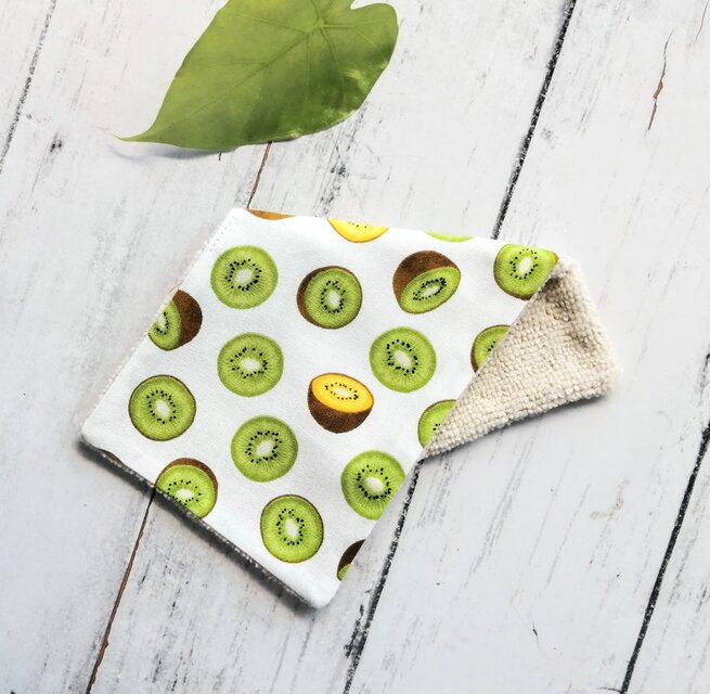 キウイ柄　ハーフハンカチ　ハンカチタオル　ふわふわ　名入れ