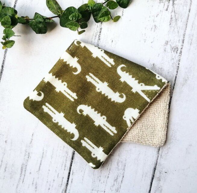 ワニ柄　ハーフハンカチ　ガーゼハンカチ　ハンカチタオル　水色地　ダブルガーゼ　マイクロファイバー　名入れ