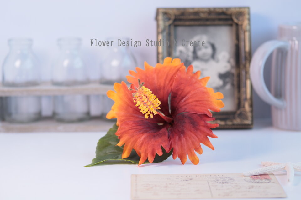 シンプルな茜色のハイビスカスの髪飾り オレンジレッド フラガール