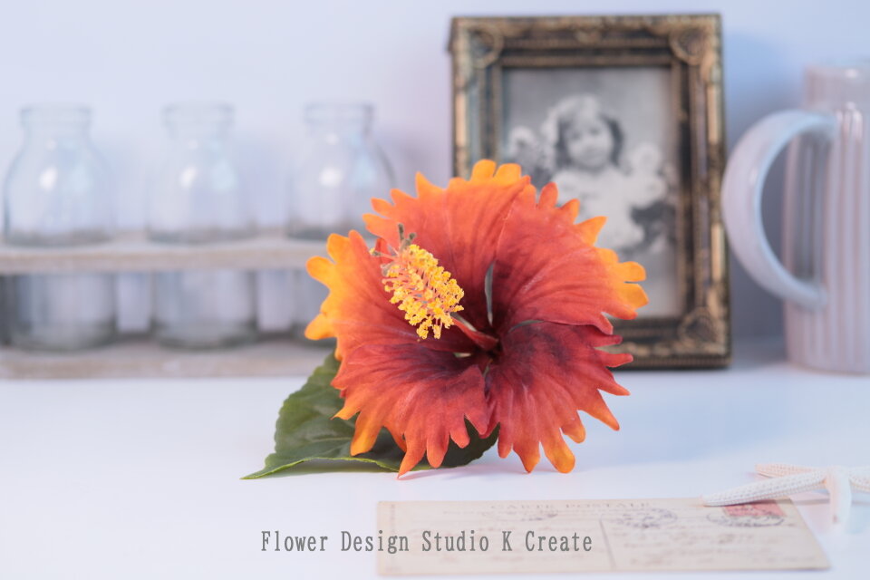 シンプルな茜色のハイビスカスの髪飾り オレンジレッド フラガール