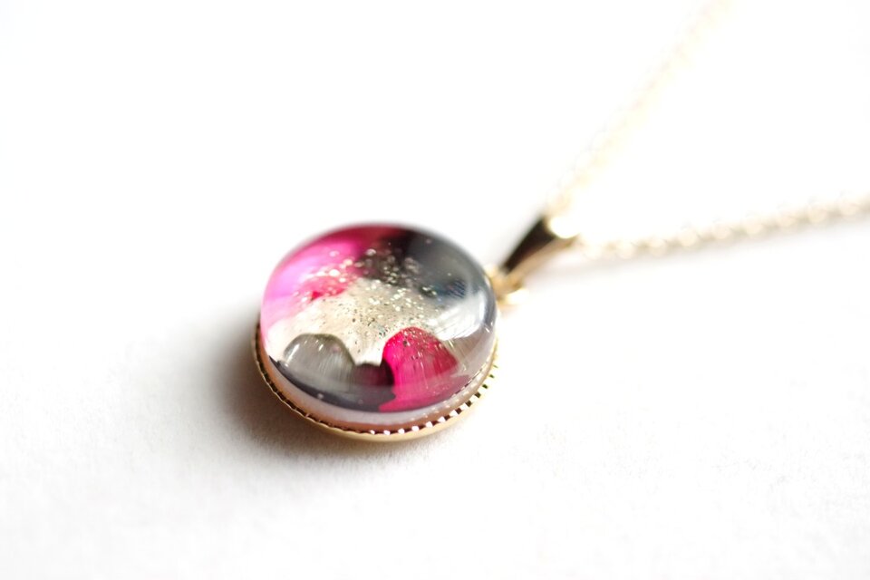 レジンアート　ラウンドペンダント〈安息の聖母子〉