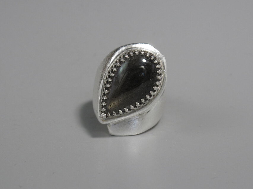 しずく型の猫の目