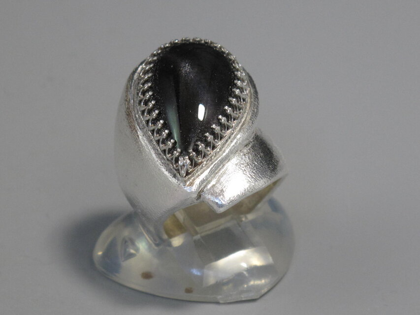 しずく型の猫の目 | iichi 日々の暮らしを心地よくするハンドメイドや